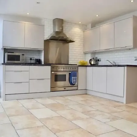Chic 2 Bedroom Victorian
