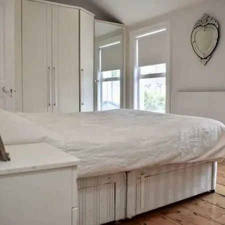 Chic 2 Bedroom Victorian 펜션 더블린